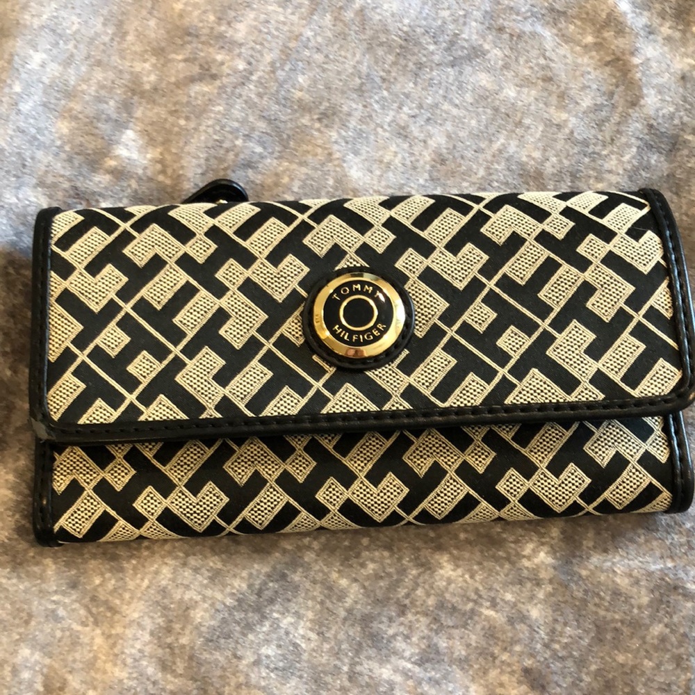 LIKE NEW!! Tommy Hilfiger logo wallet